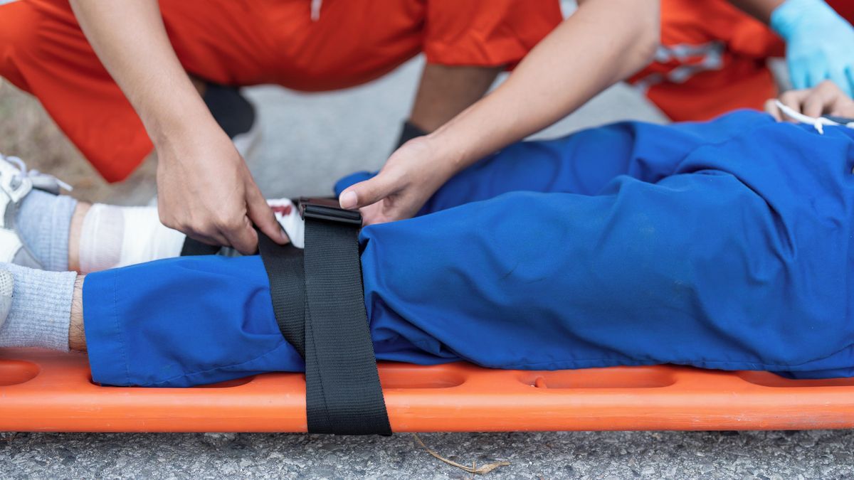 Seniorka spadla záchranářům v Praze z nosítek a později zemřela. Případ řeší policie